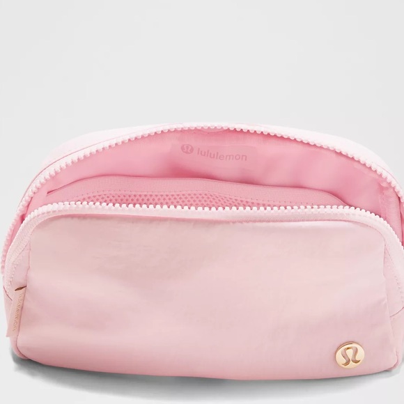Athleta Accessories - 🍀🍀GIVEAWAYS 🍀🍀 🍋🍋 Lululemon Belt Bagg 🍋🍋